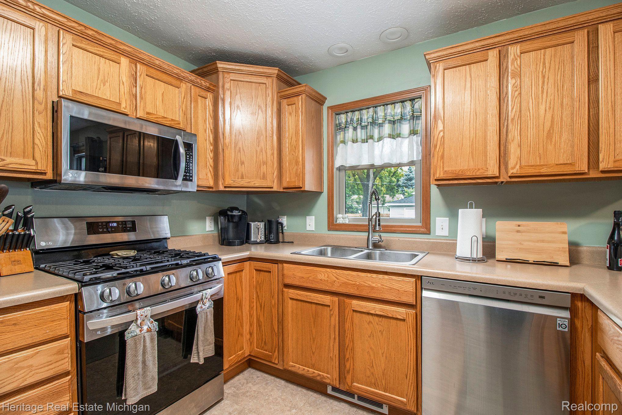 604 West Clinton Street Howell, MI 48843 - Photo 9 of 29 Stainless steel appliances