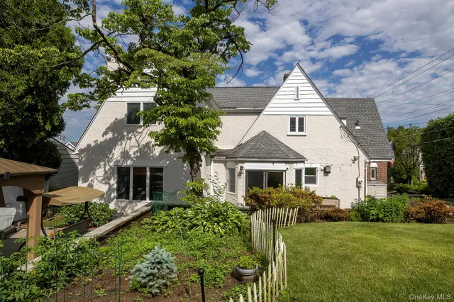 a view of backyard of house and garden