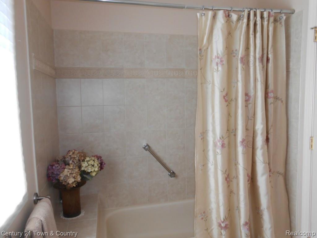 2908 Alexander Street Rochester, MI 48309 - Photo 22 of 38 Hall Full Bath