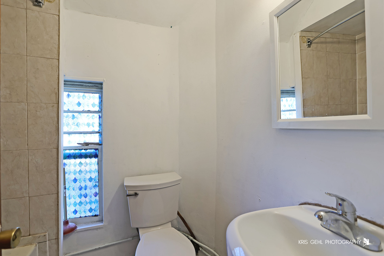 428 North Poplar Street Waukegan, IL 60085 - Photo 18 of 22 a bathroom with a sink and a toilet