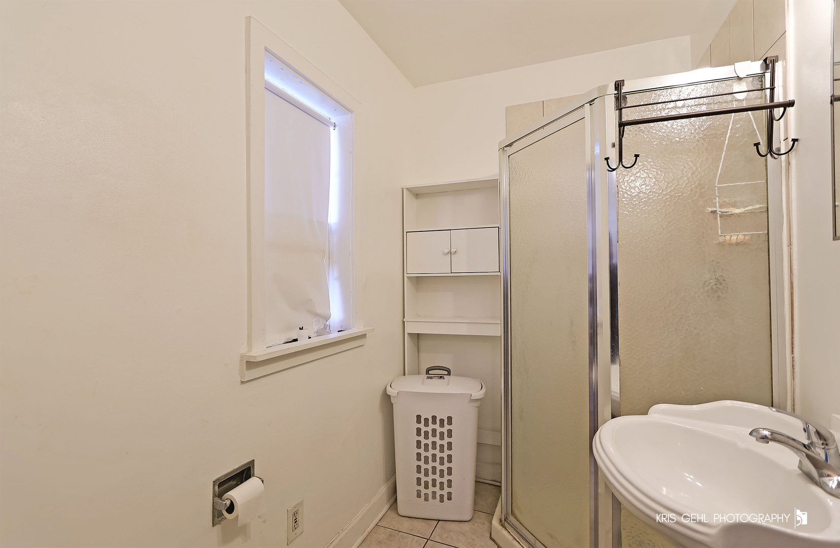428 North Poplar Street Waukegan, IL 60085 - Photo 9 of 22 a bathroom with a sink toilet and shower