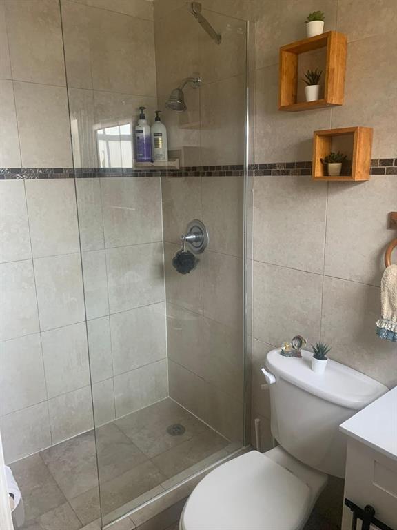 7450 Freedom Street Hollywood, FL 33024 - Photo 5 of 9 a bathroom with a toilet and a shower