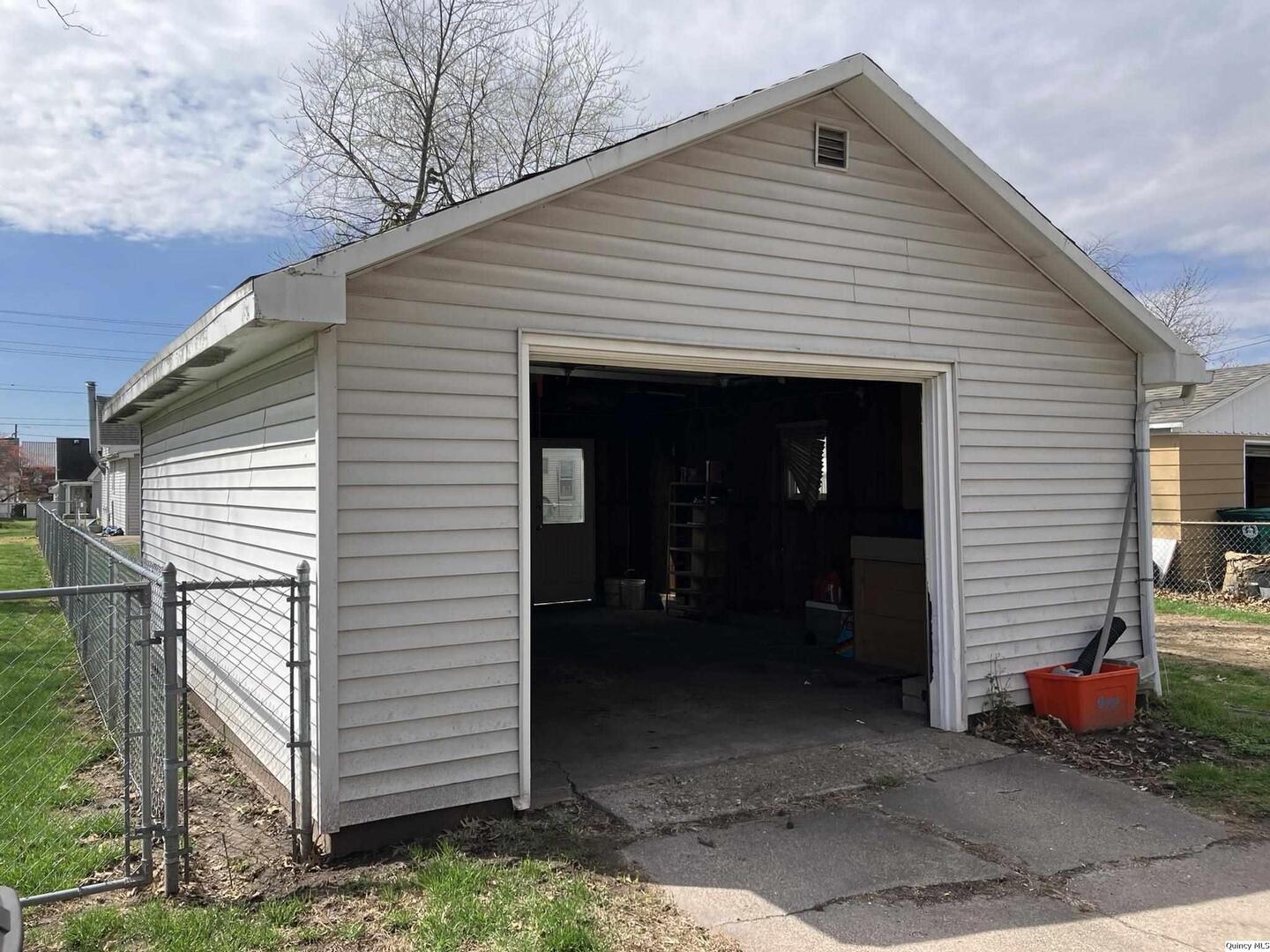 2611 Chestnut Street Quincy, IL 62301 - Photo 3 of 22