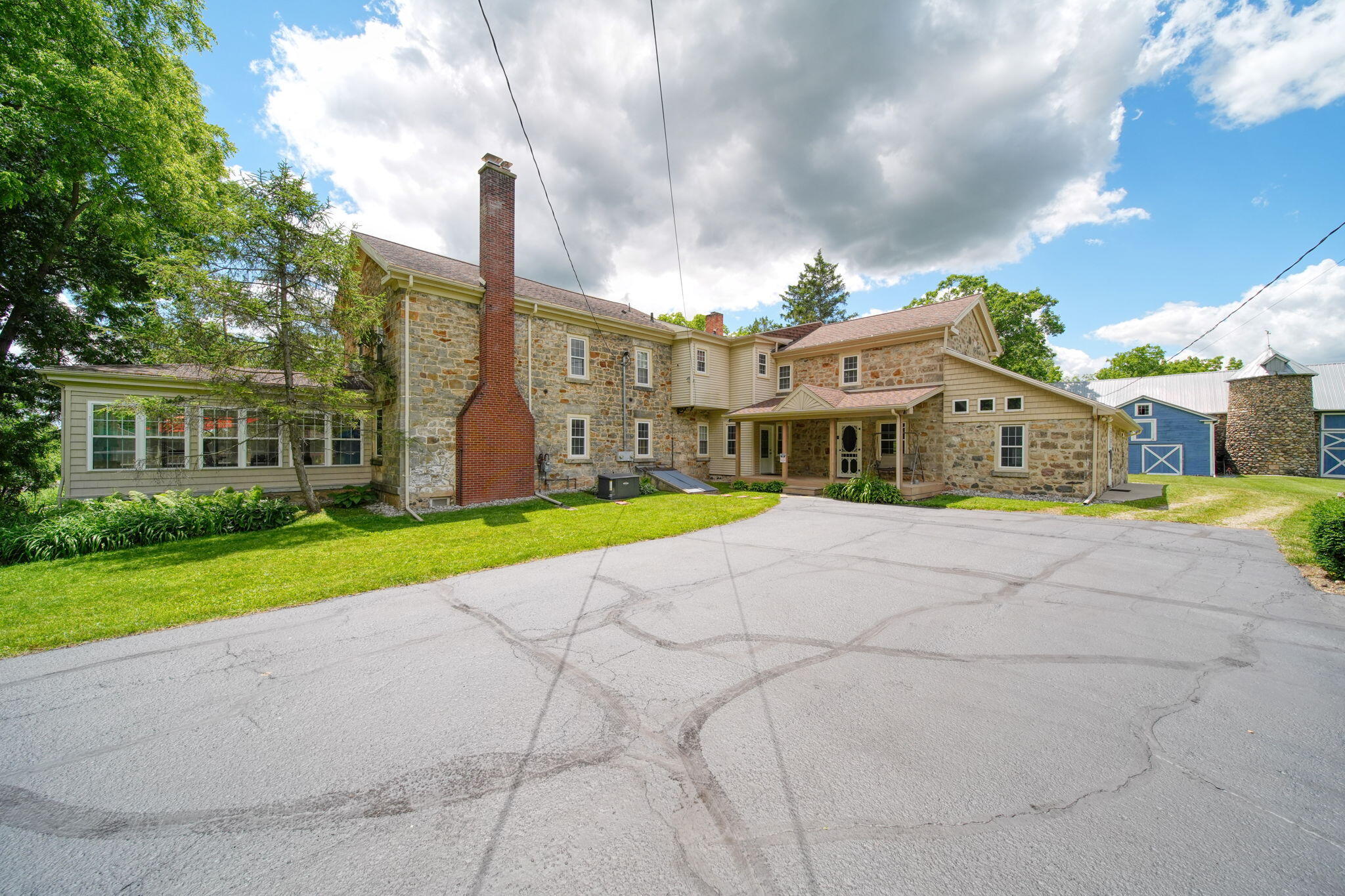 208 Glasgow Road Jackson, MI 49201 - Photo 2 of 38 Exceptional design