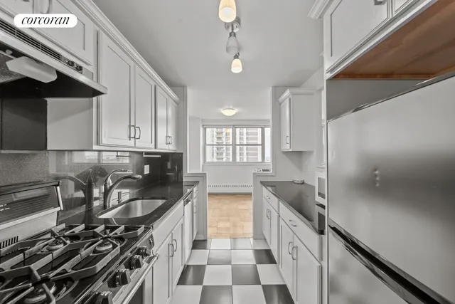 $549,000 | 75 Henry Street, Unit 18J | Brooklyn Heights