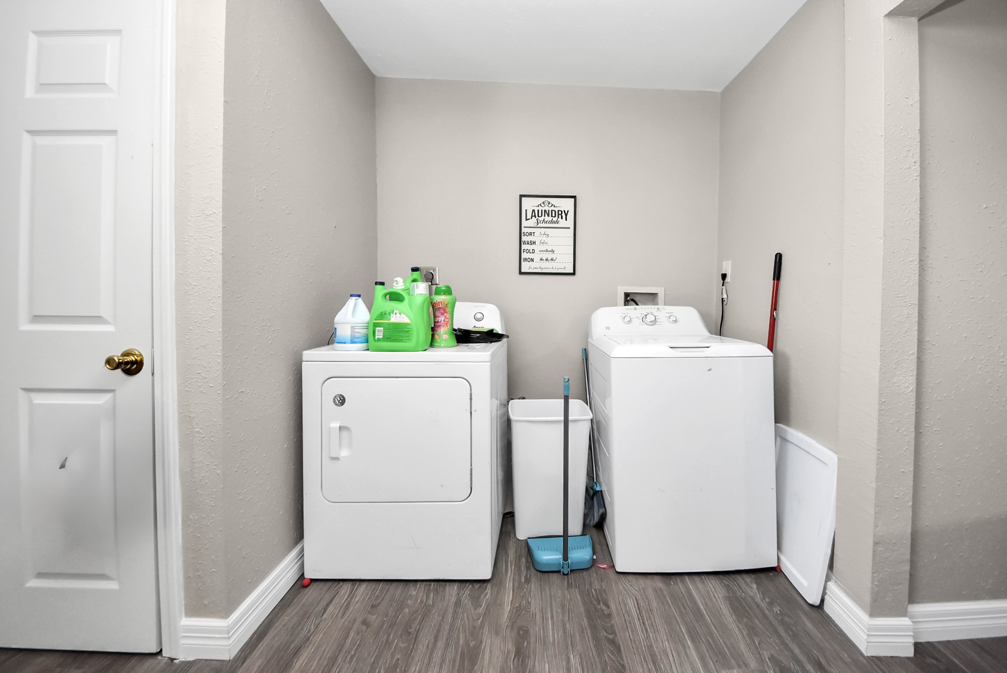 817 Church Street Crosby, TX 77532 - Photo 10 of 18 a utility room with dryer and washer