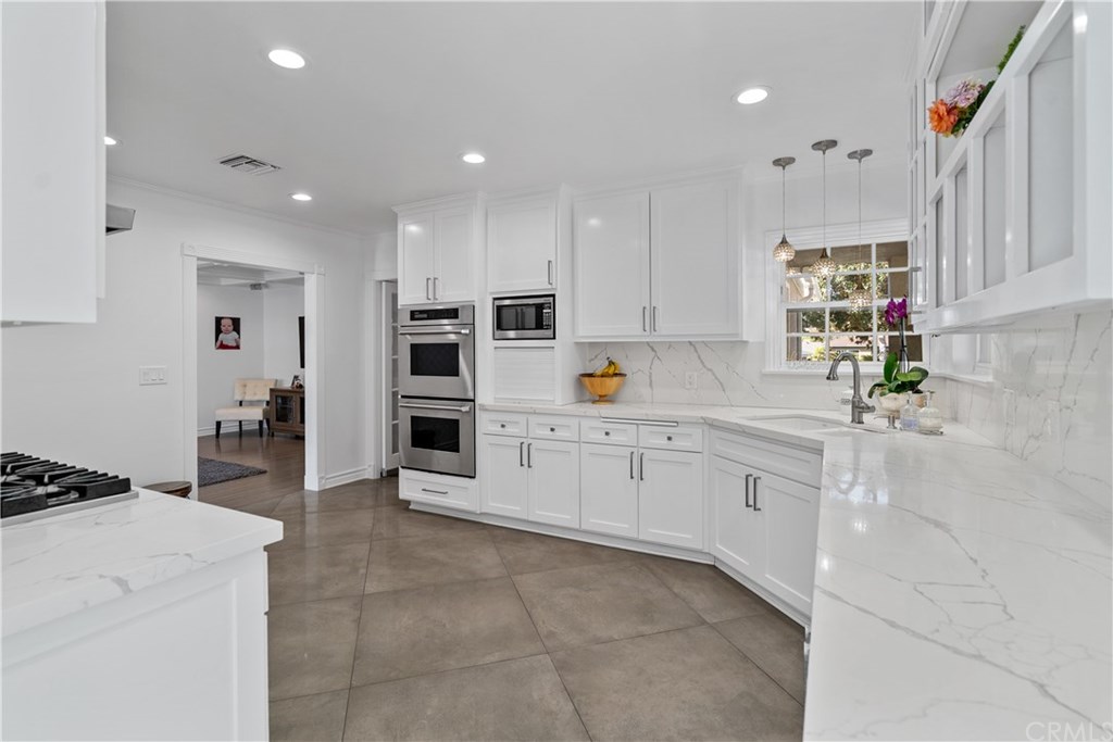 518 Amherst Drive Burbank, CA 91504 - Photo 18 of 52