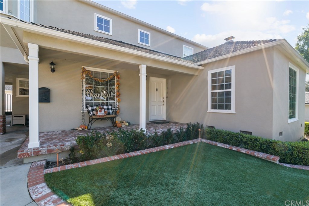 518 Amherst Drive Burbank, CA 91504 - Photo 3 of 52