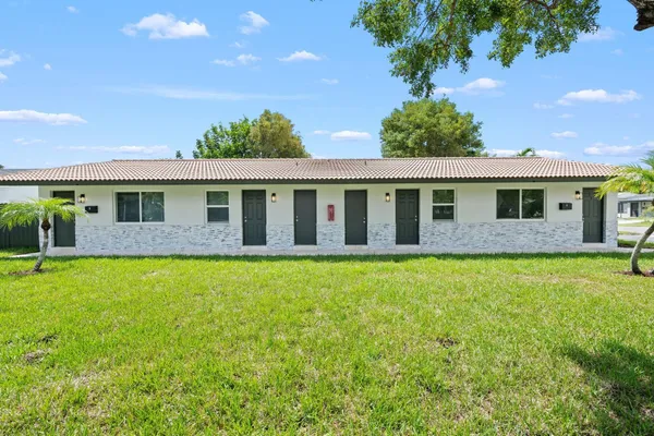 a view of a house with backyard and garden