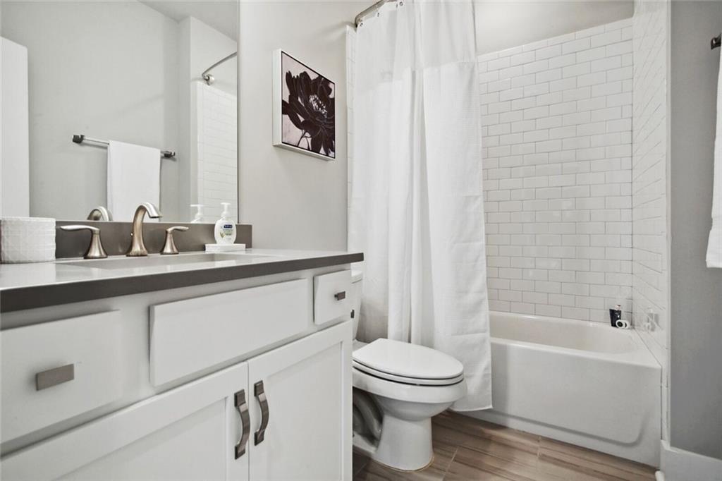 692 Drewry Street Northeast Atlanta, GA 30306 - Photo 19 of 25 a bathroom with a toilet sink and bathtub