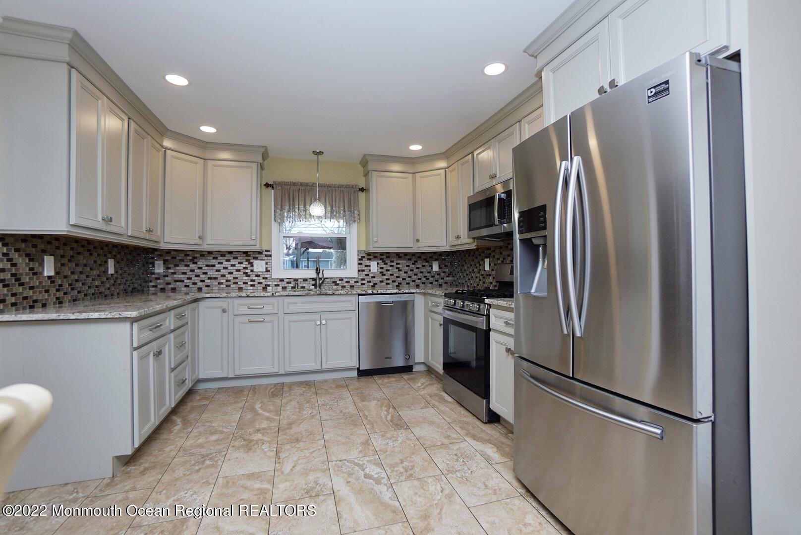 586 Lloyd Road Aberdeen, NJ 07747 - Photo 15 of 35 Eat in Kitchen