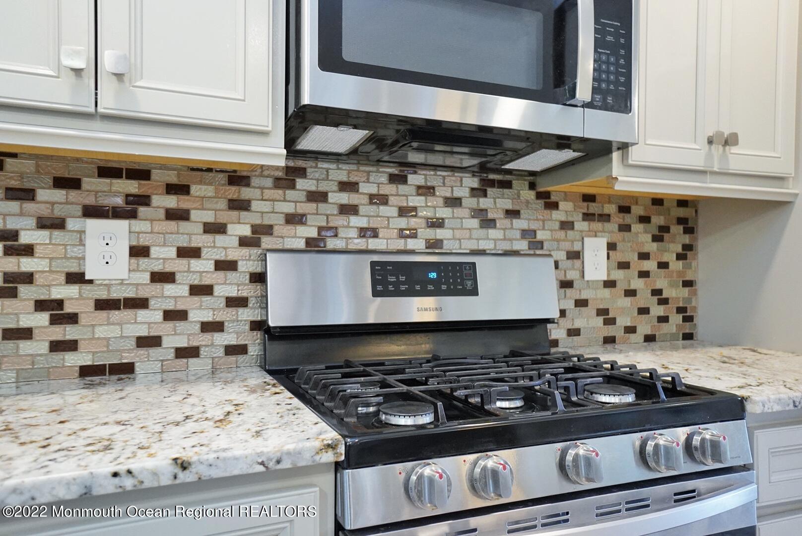 586 Lloyd Road Aberdeen, NJ 07747 - Photo 19 of 35 Eat in Kitchen