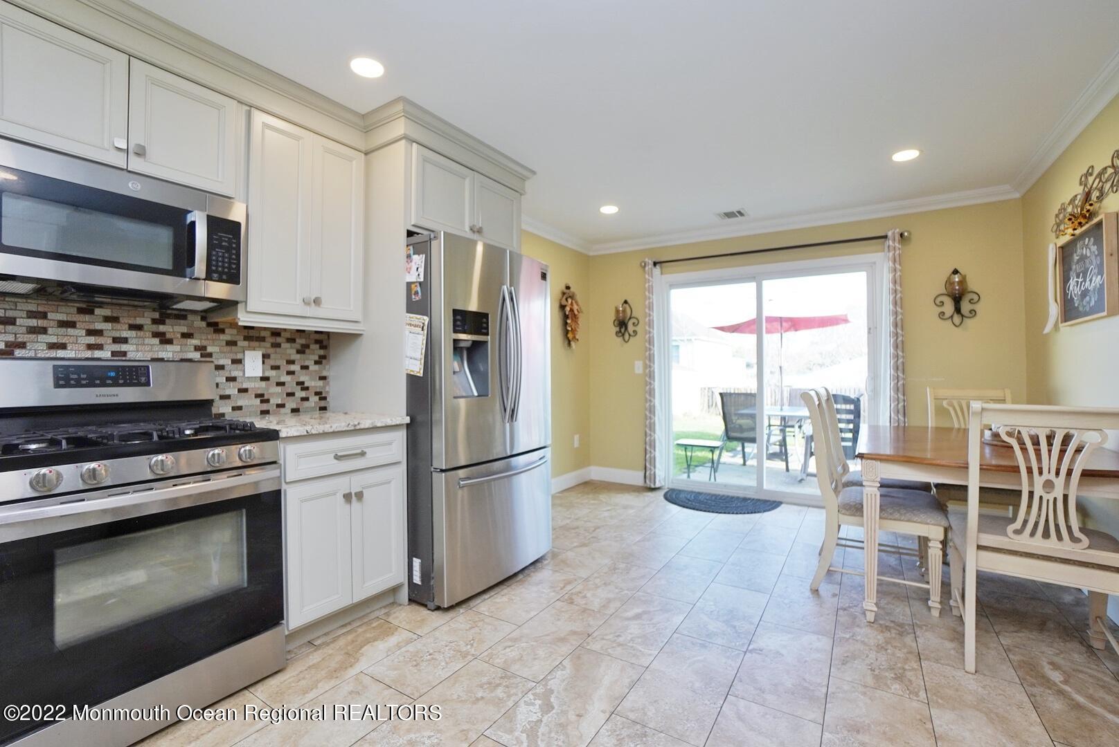 586 Lloyd Road Aberdeen, NJ 07747 - Photo 20 of 35 Eat in Kitchen