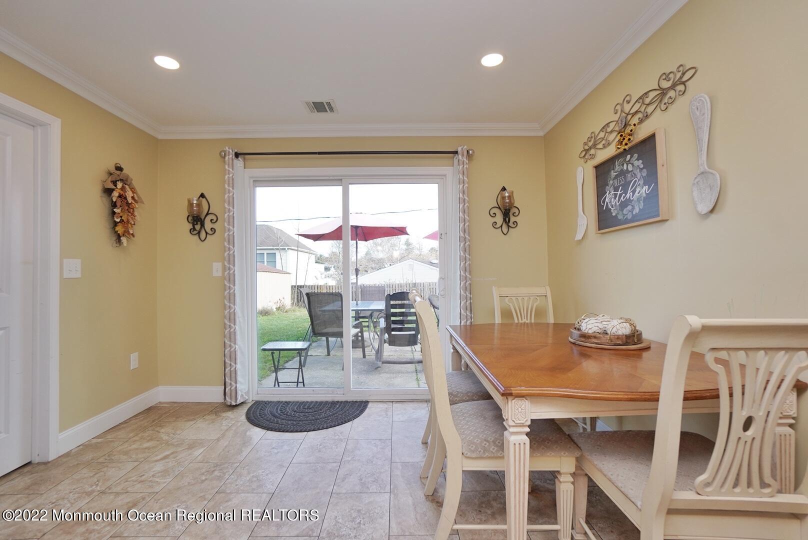 586 Lloyd Road Aberdeen, NJ 07747 - Photo 21 of 35 Eat in Kitchen