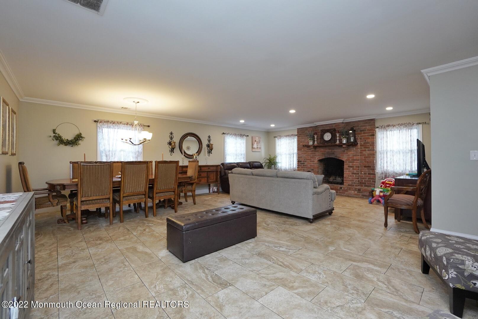 586 Lloyd Road Aberdeen, NJ 07747 - Photo 3 of 35 Entryway