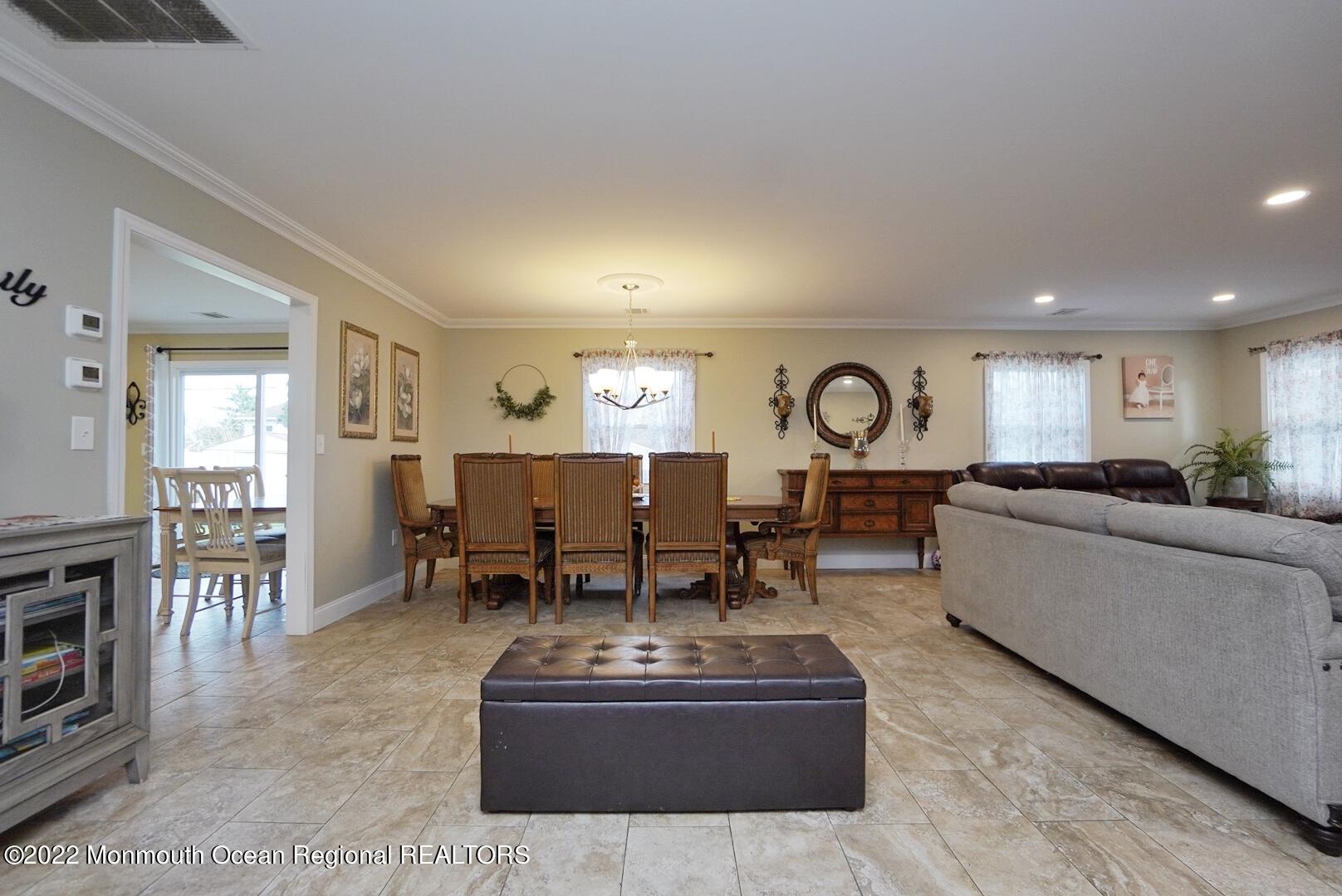 586 Lloyd Road Aberdeen, NJ 07747 - Photo 4 of 35 Entryway