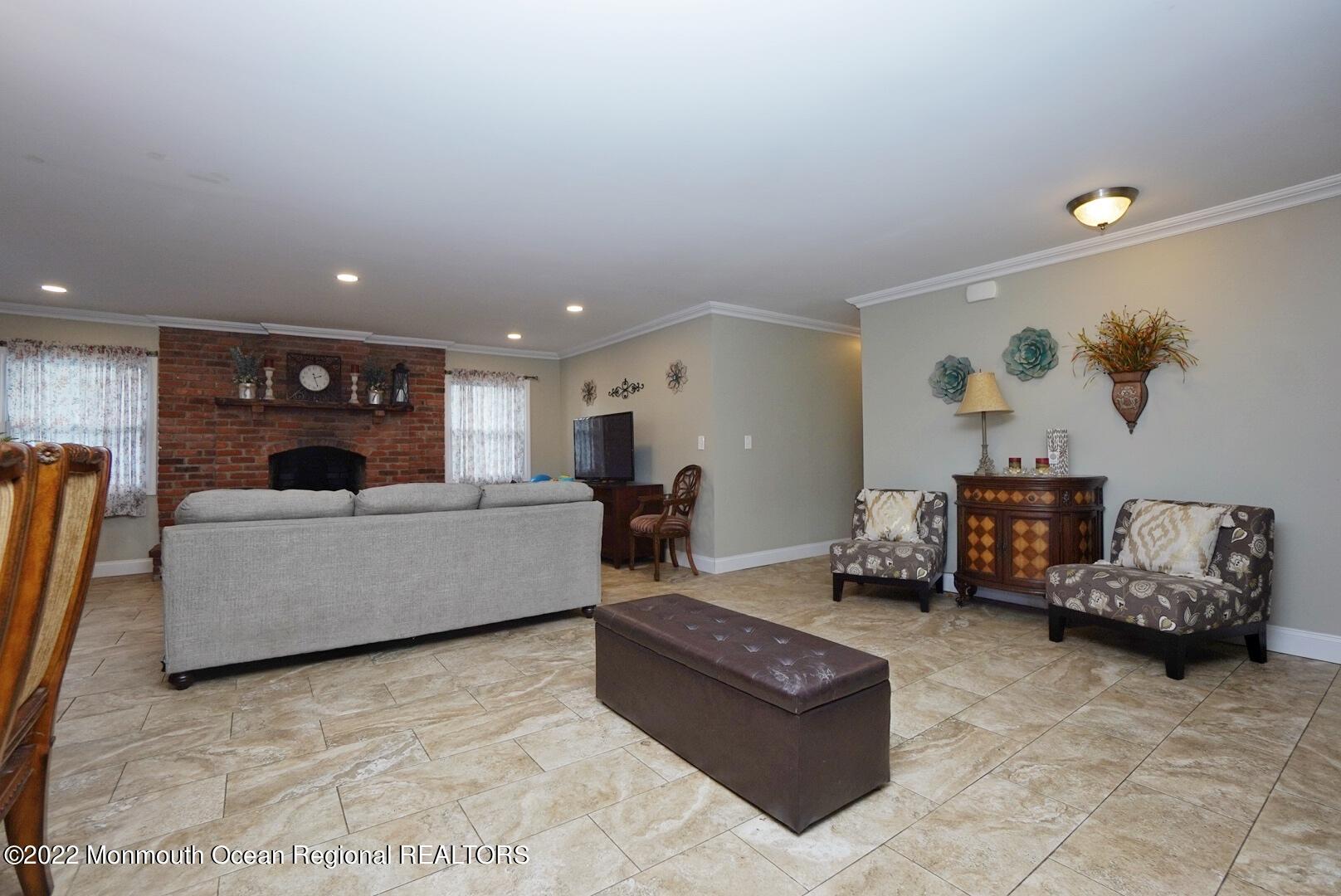 586 Lloyd Road Aberdeen, NJ 07747 - Photo 5 of 35 Entryway