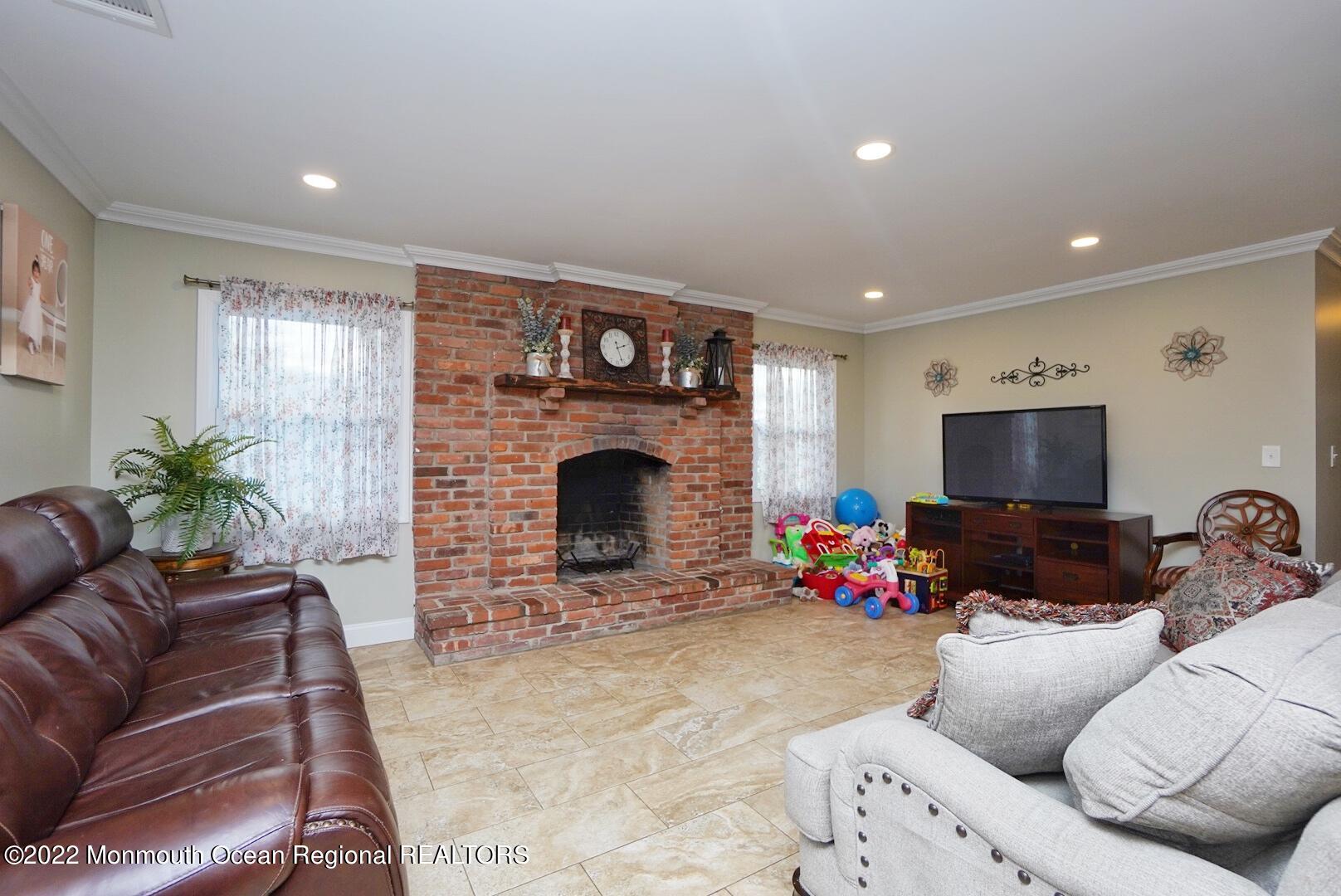 586 Lloyd Road Aberdeen, NJ 07747 - Photo 6 of 35 Living Room