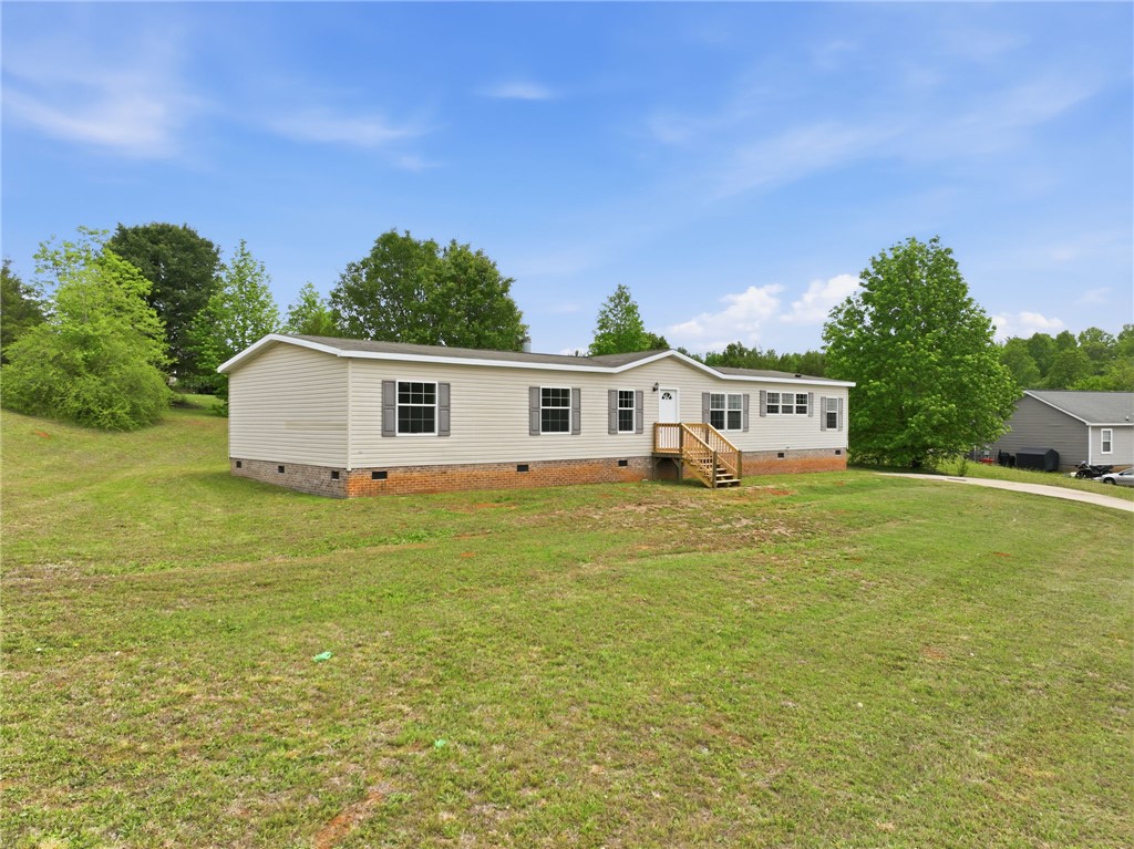112 Sir Francis Drake Way Liberty, SC 29657 - Photo 4 of 42 This inviting home offers spacious living with classic siding and a welcoming porch, nestled in a natural setting.