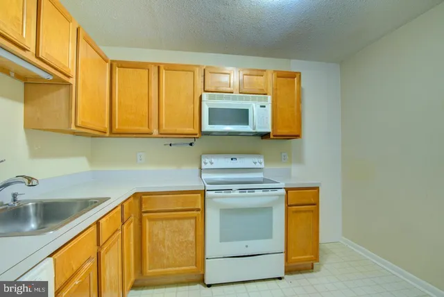 $2,050 | 613 Center Street, Unit T2, Herndon, VA 20170