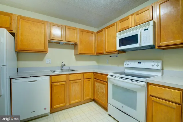 $2,050 | 613 Center Street, Unit T2, Herndon, VA 20170