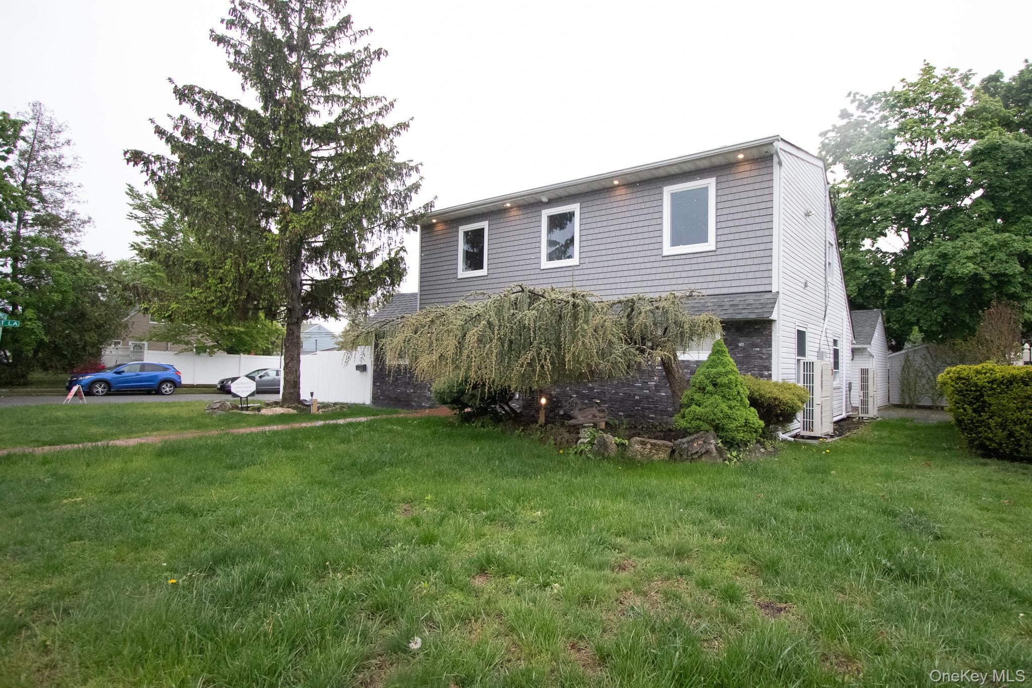 48 Ripple Lane Levittown, NY 11756 - Photo 2 of 23