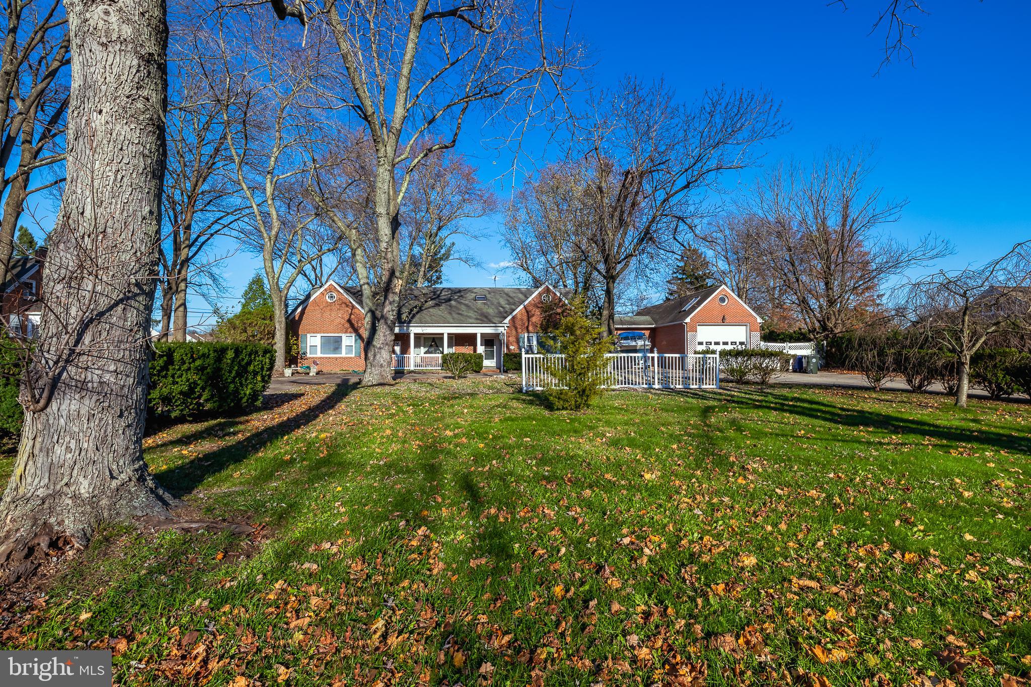 25 Georgetown Road Bordentown, NJ 08505 - Photo 2 of 49 Large front yard
