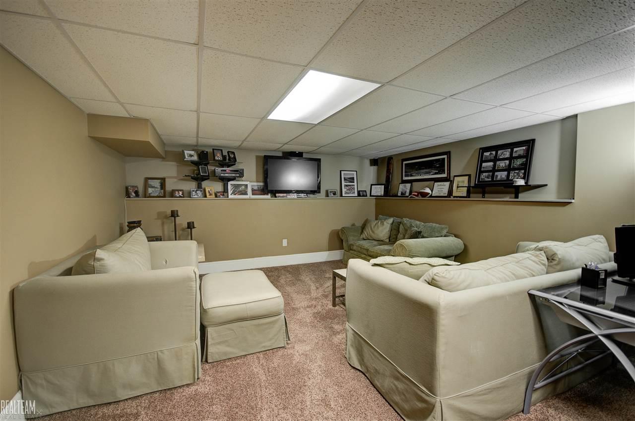 921 Dakota Rochester Hills, MI 48307 - Photo 39 of 46