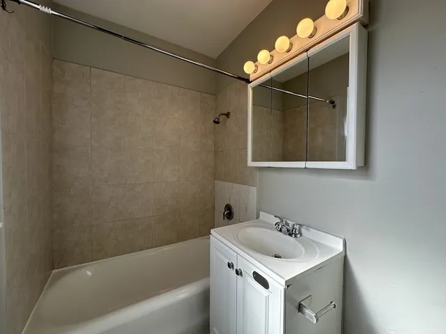 $1,650 | 661 West Sheridan Road, Unit 801, Chicago, IL 60613