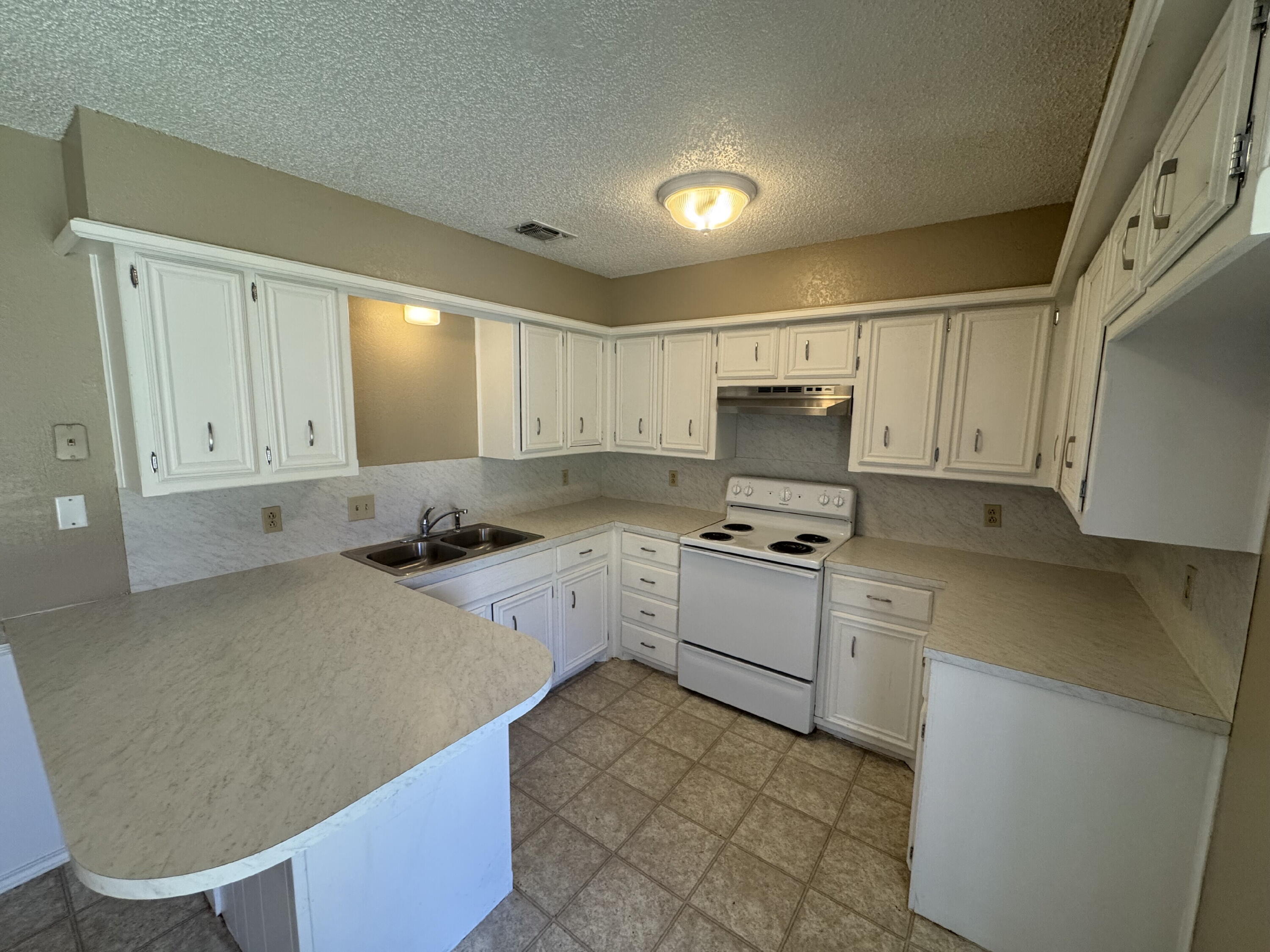 6806 4th Street, Unit B Lubbock, TX 79416 - Photo 3 of 9 IMG_0304
