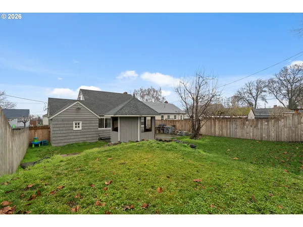 a view of a yard in front of the house