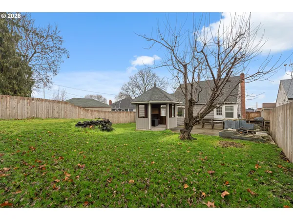 a view of a house with backyard