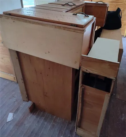 a view of a yard with a house