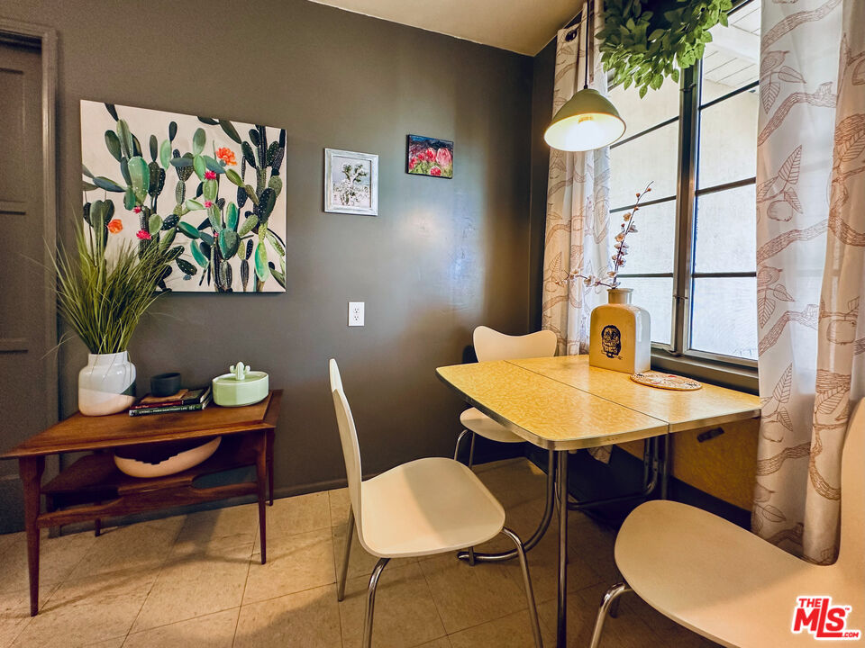 61855 Valley View Circle Joshua Tree, CA 92252 - Photo 17 of 59 a view of a dining room with furniture and a potted plant