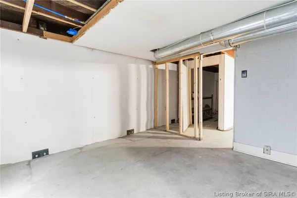 $359,000 | 626 Maple Lane, New Albany, IN 47150