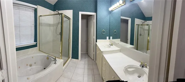 a view of empty room with a ceiling fan