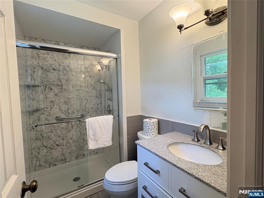 870 Ridgewood Avenue Oradell, NJ 07649 - Photo 15 of 37