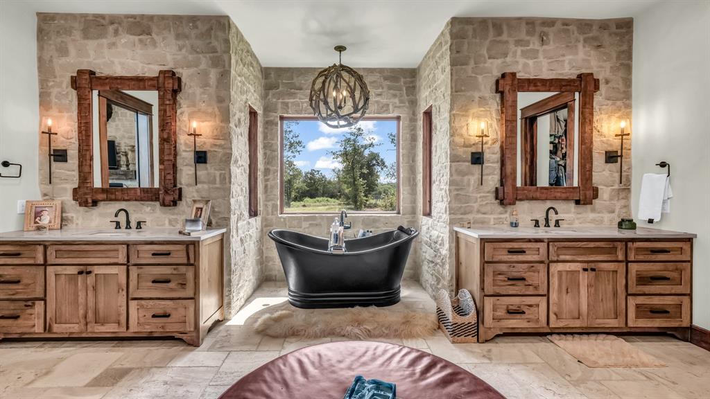 501 Grimes Road Mineral Wells, TX 76067 - Photo 19 of 40 a bathroom with a sink a large mirror and a bathtub