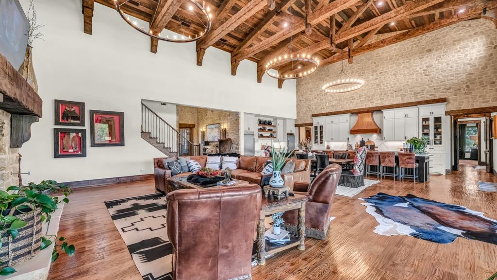 501 Grimes Road Mineral Wells, TX 76067 - Photo 32 of 40 a living room with patio furniture