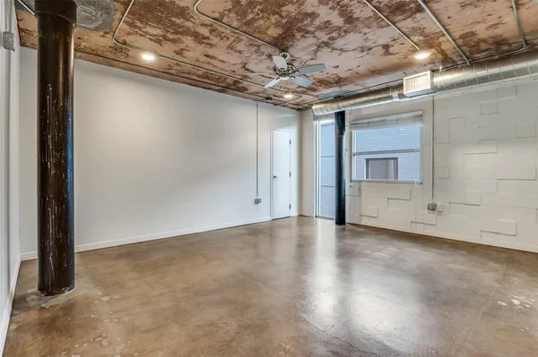 a view of empty room with window