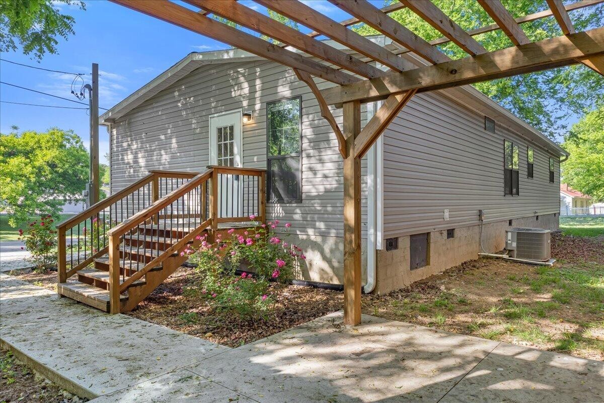 403 West Bank Street Athens, TN 37303 - Photo 2 of 24