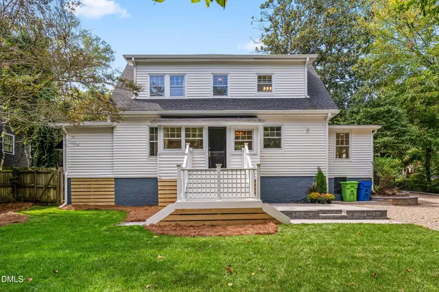 an aerial view of a house with yard outdoor space and garden