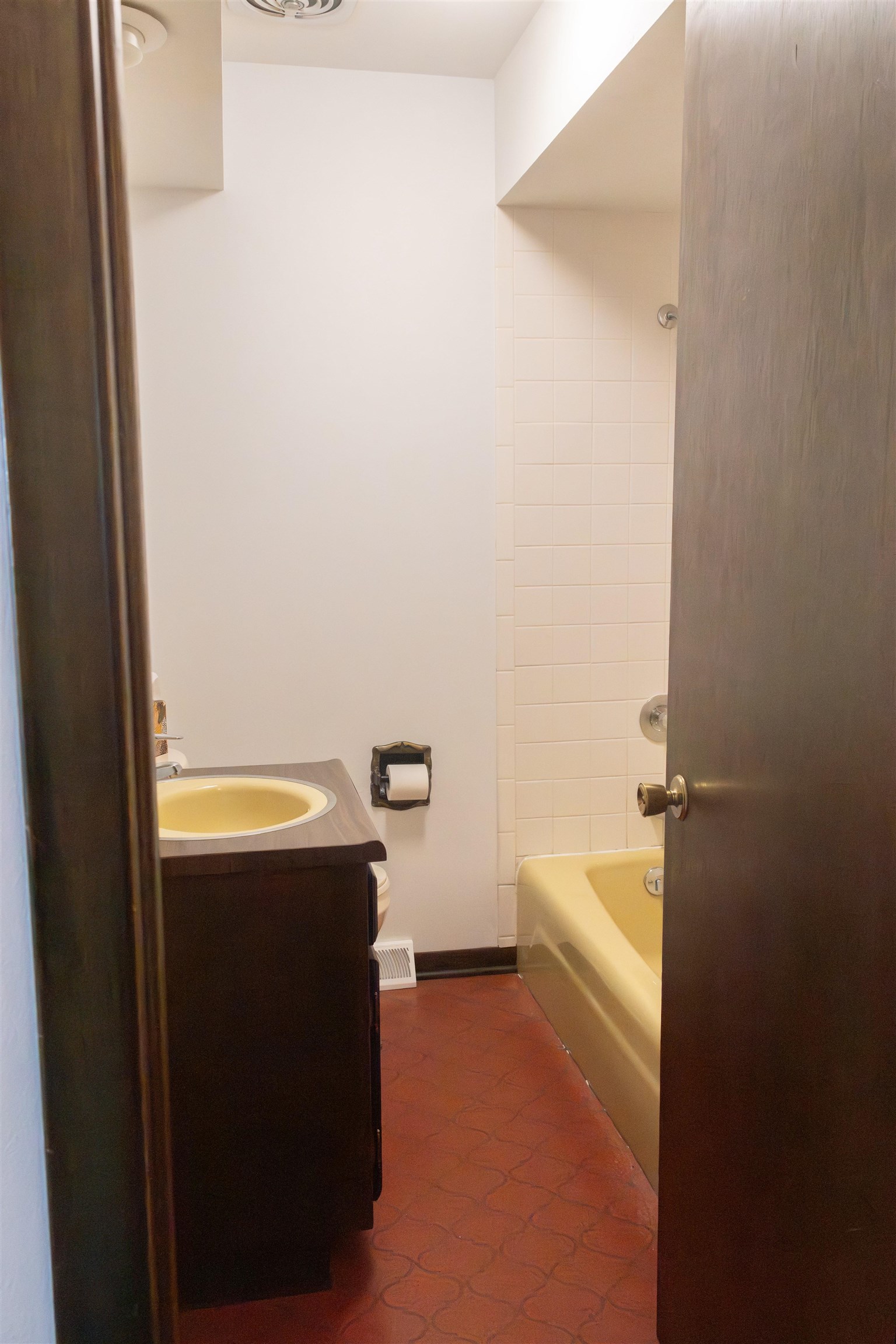 10520 Cemetery Road Pecatonica, IL 61063 - Photo 8 of 23 a bathroom with a bathtub