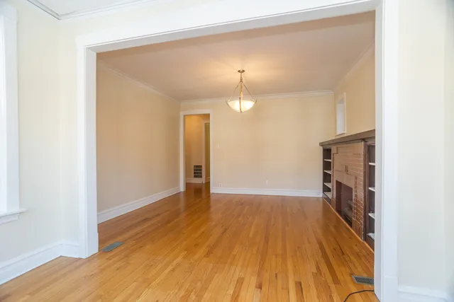 $1,900 | 3033 West Gunnison Street, Unit 1, Chicago, IL 60625