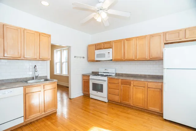 $1,900 | 3033 West Gunnison Street, Unit 1, Chicago, IL 60625