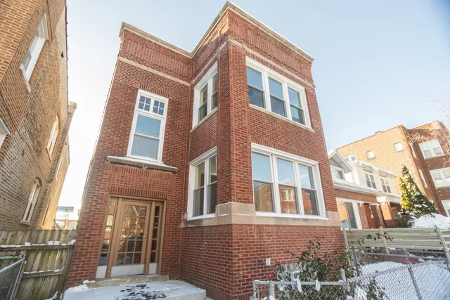 $1,900 | 3033 West Gunnison Street, Unit 1, Chicago, IL 60625