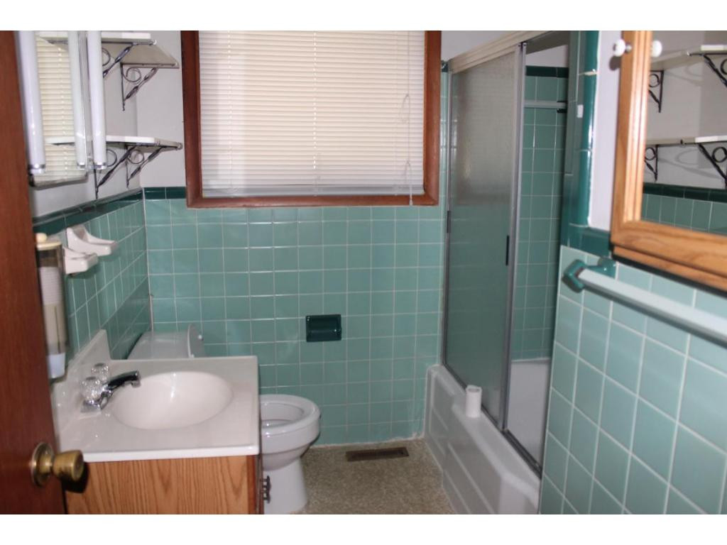 2016 Brookwood Road Kingsport, TN 37664 - Photo 8 of 22 Full Bath