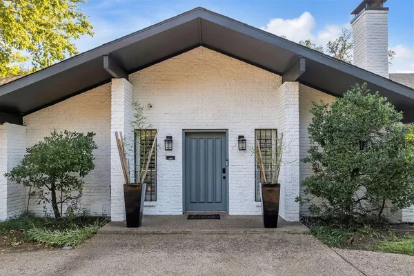 a view of a house with entryway