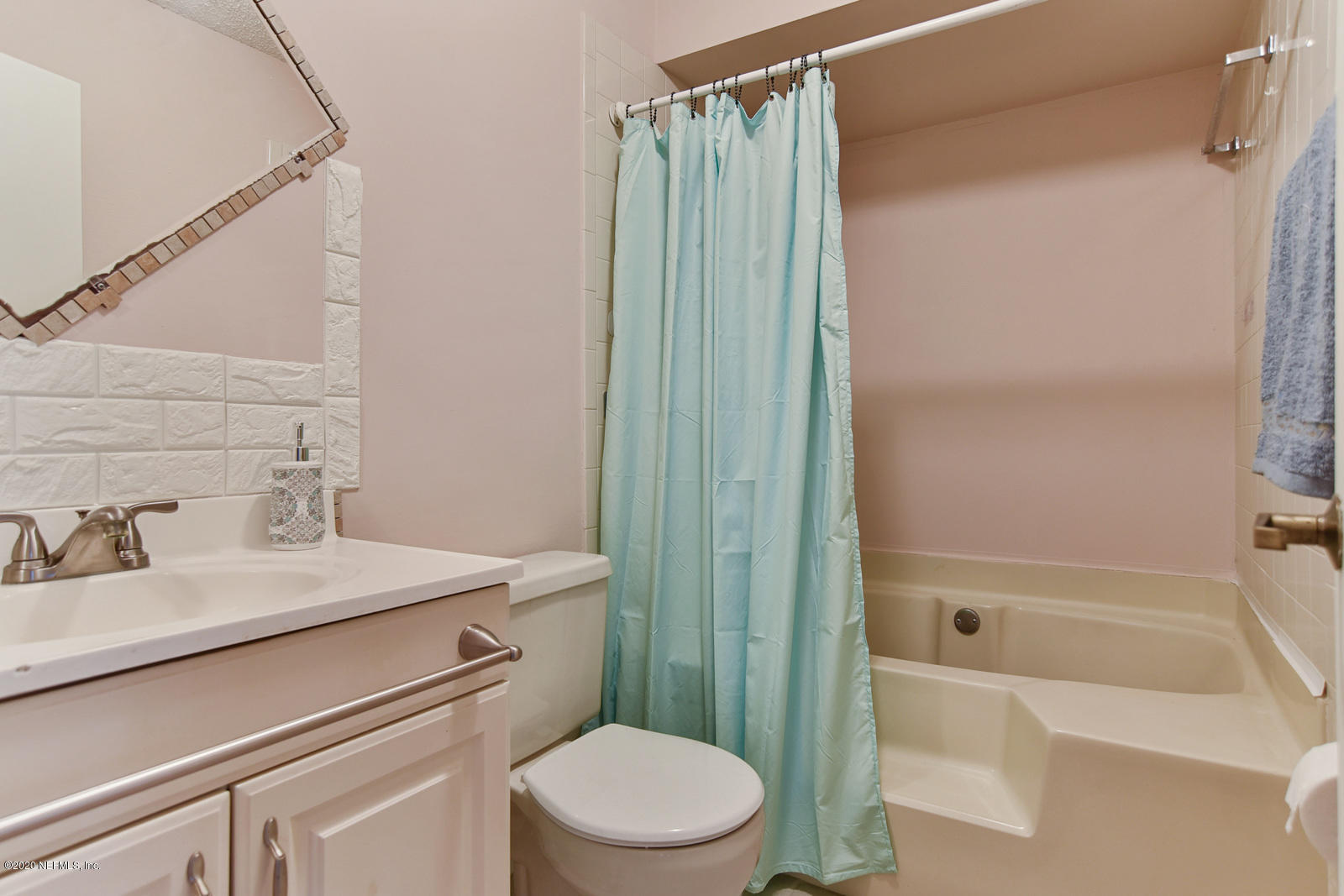 8333 Gemini Road Jacksonville, FL 32216 - Photo 17 of 25 Master Bathroom