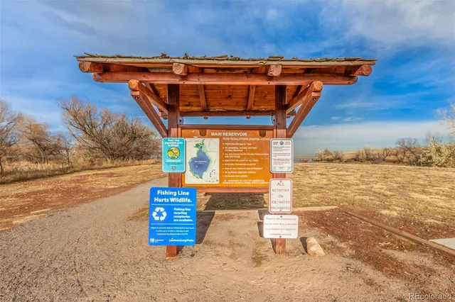 a blue and white umbrella sitting in the middle of a yard